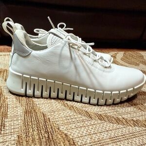 ECCO Gruuv Women's Leather Sneaker - white. 
Size 9/9.5 euro 40 EXCELLENT cond